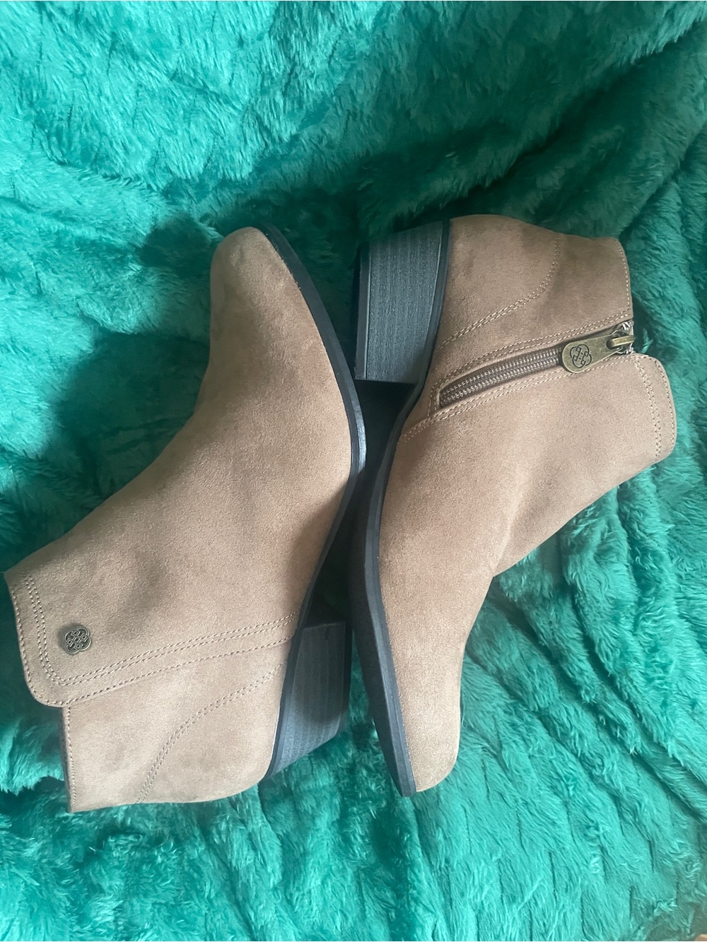 NWT Daisy Fuentes Brown Suede Ankle Booties with Side Zipper size 8 - Picture 8 of 8